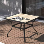 Tavolo da esterni in metallo con piano effetto legno: design quadrato con foro per ombrellone (1 tavolo)