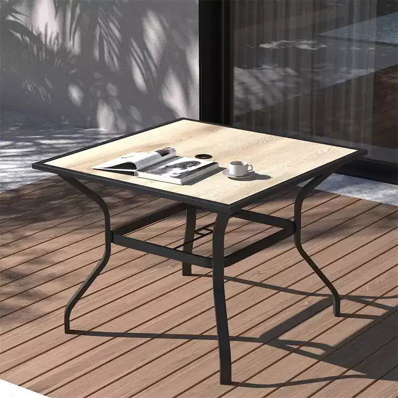 Tavolo da esterni in metallo con piano effetto legno: design quadrato con foro per ombrellone (1 tavolo)