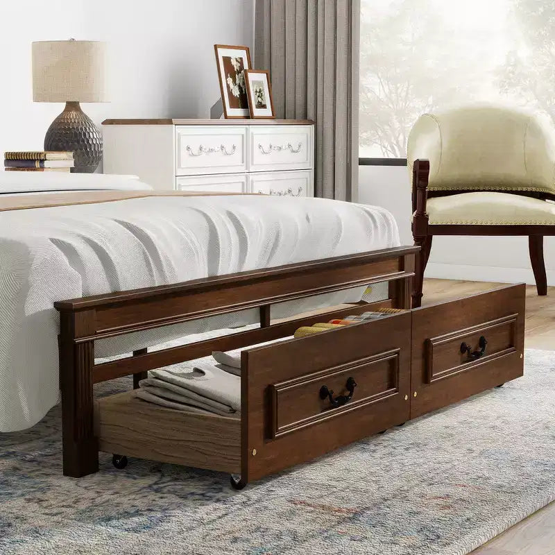 Letto matrimoniale in legno con testiera e pediera alte, 2 cassetti portaoggetti