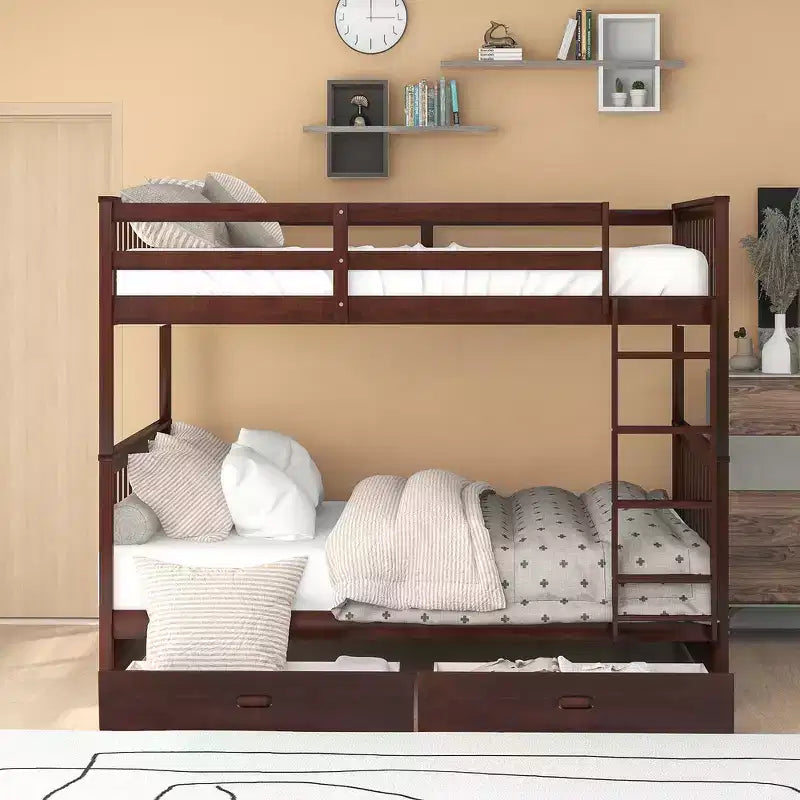 Letto a castello e struttura letto matrimoniale con scalette e due cassetti portaoggetti