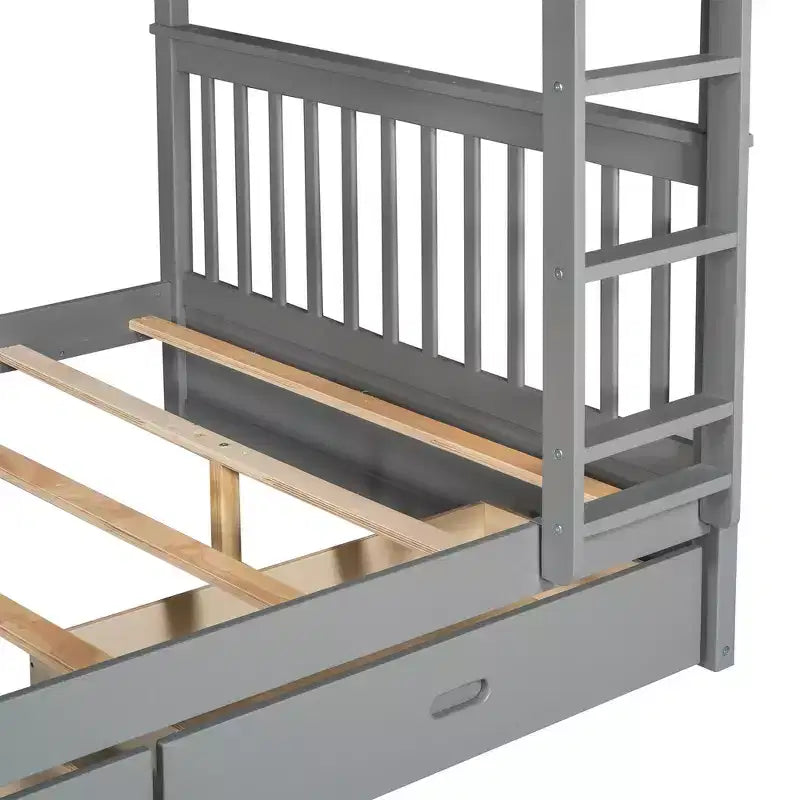 Letto a castello e struttura letto matrimoniale con scalette e due cassetti portaoggetti