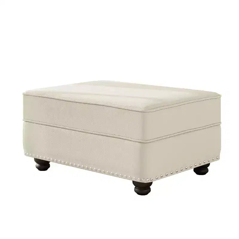 Pouf rivestito in velluto con borchie decorative